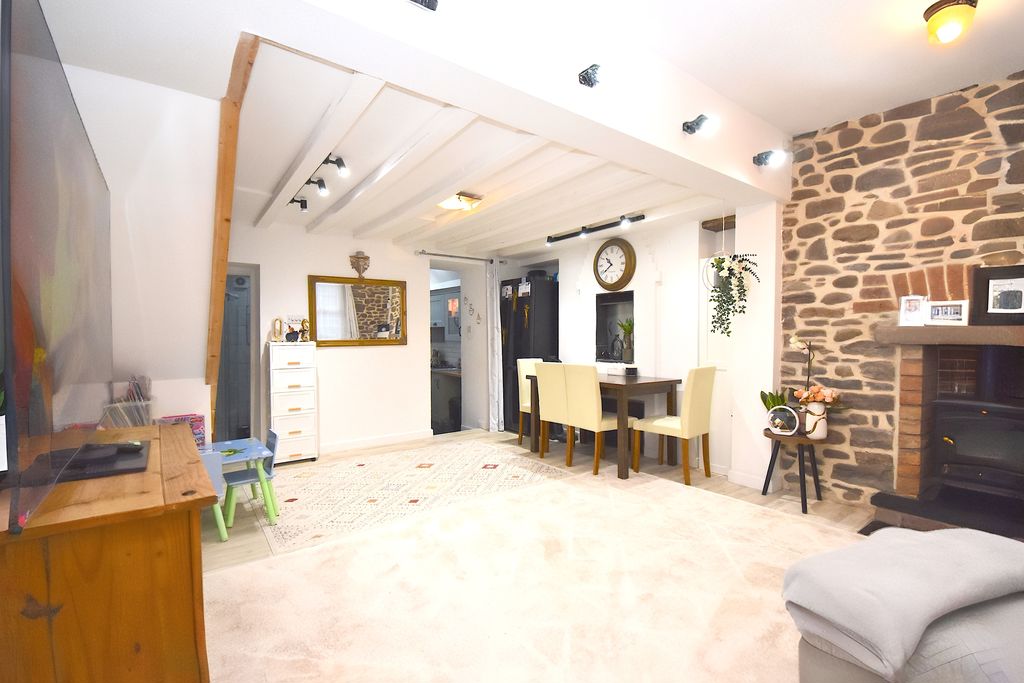 Sitting/Dining Room- click for photo gallery